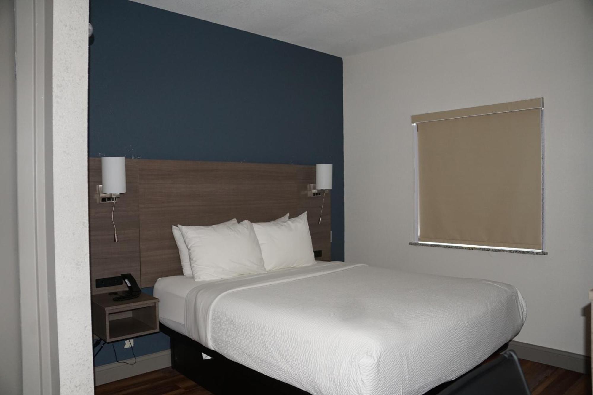 Baymont By Wyndham Kingdom City Bagian luar foto