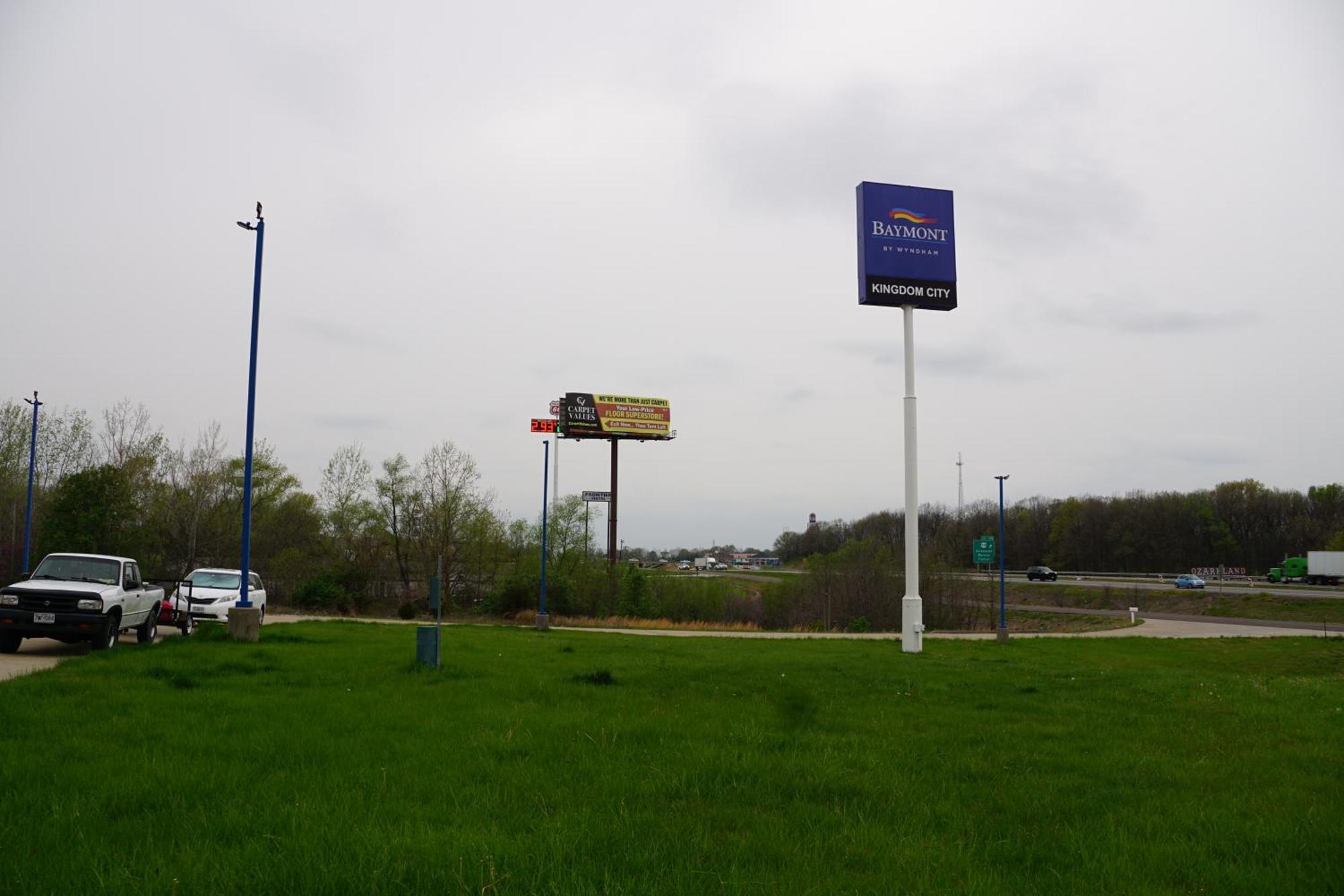 Baymont By Wyndham Kingdom City Bagian luar foto