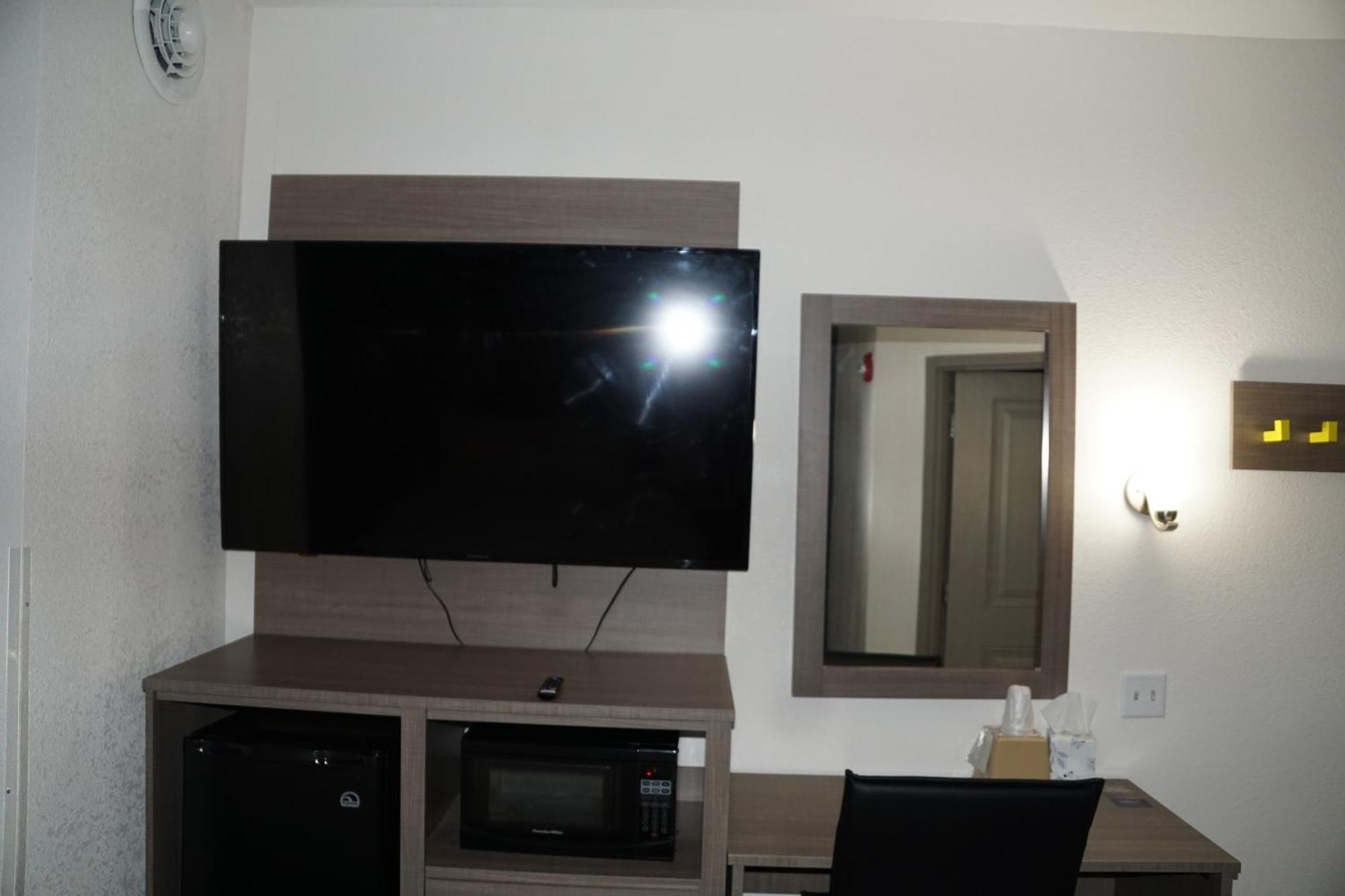 Baymont By Wyndham Kingdom City Bagian luar foto