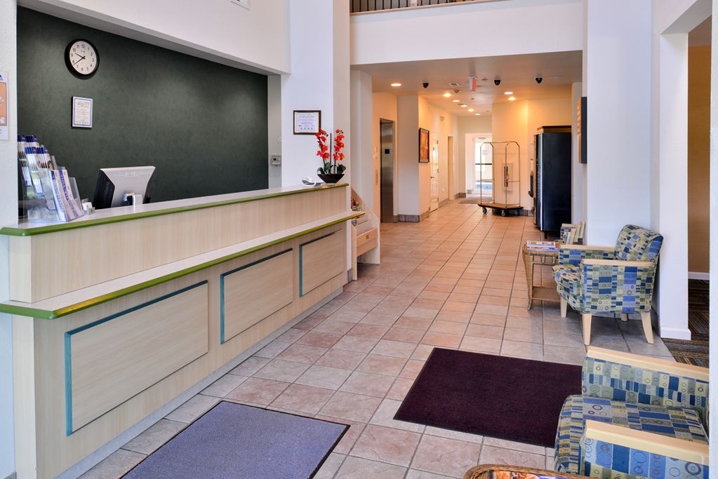 Baymont By Wyndham Kingdom City Interior foto