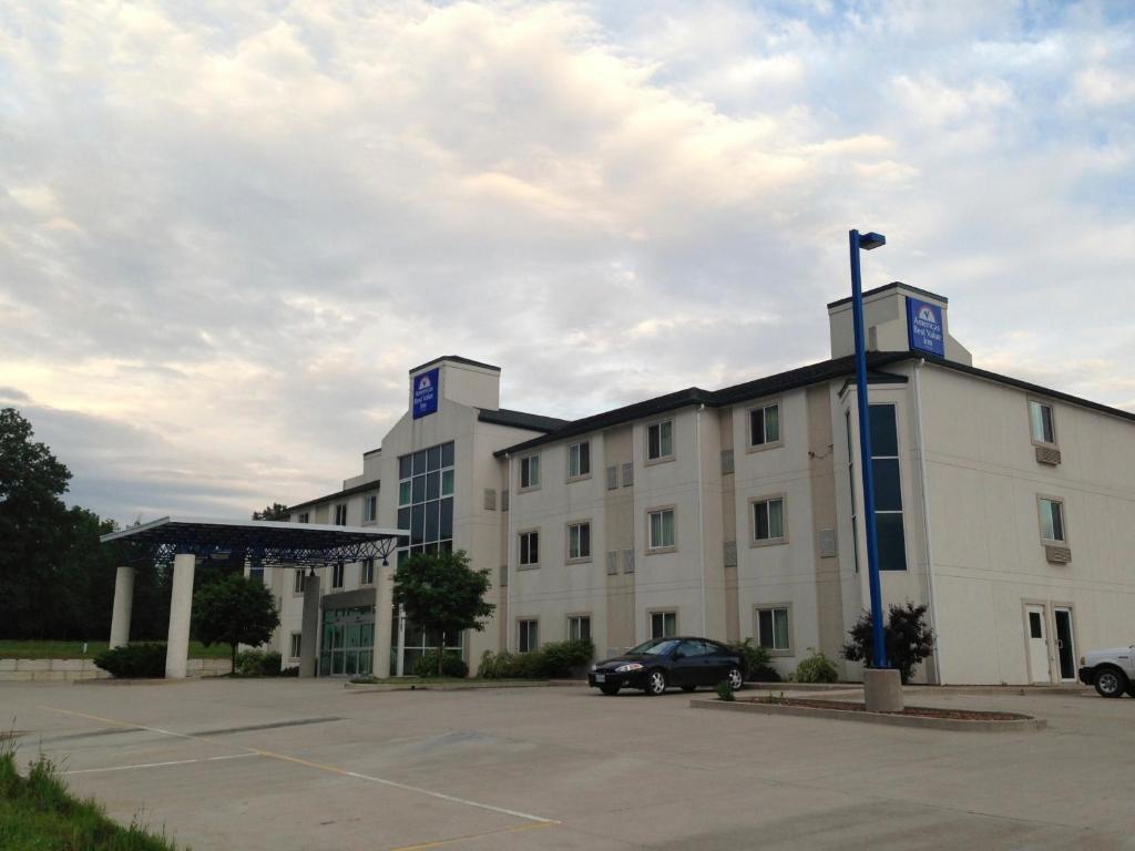 Baymont By Wyndham Kingdom City Bagian luar foto